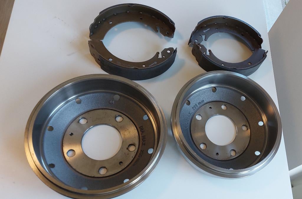 Tambour de frein avant et patin de frein Mercedes Benz MB100, Enlèvement, Neuf, Mercedes-Benz