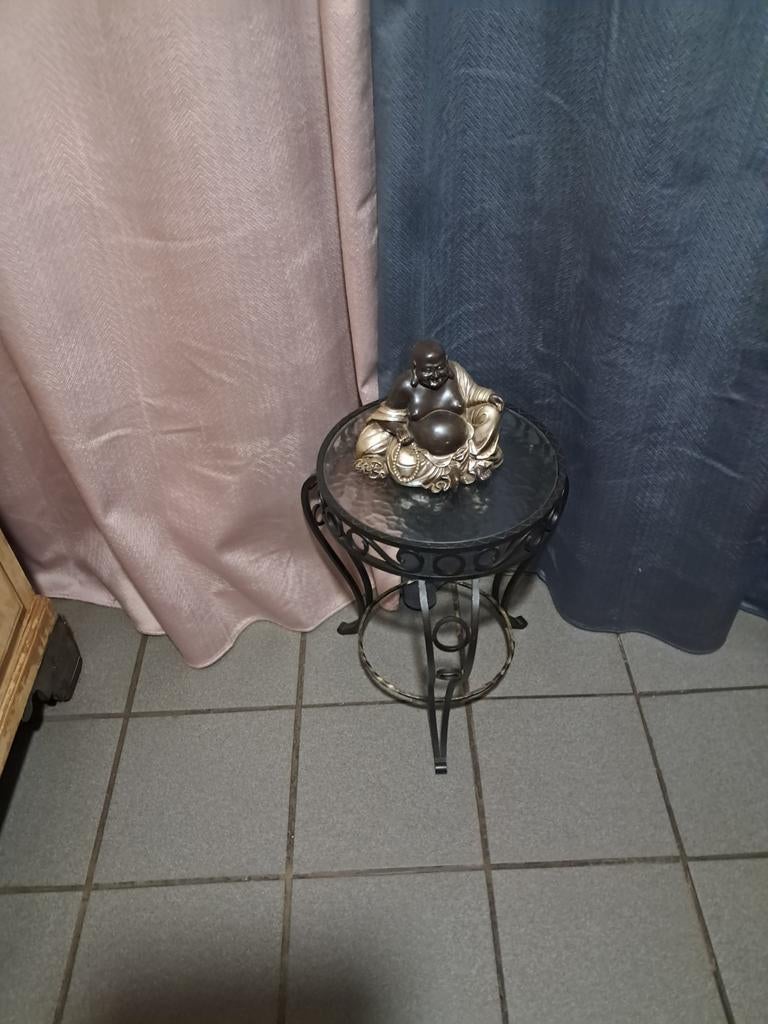 Guéridon en fer forgé, Enlèvement