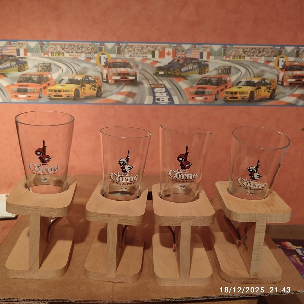 4 verres sur support en bois : LA CORNE DU BOIS DES PENDUS ., Collections, Enlèvement, Comme neuf, Verre ou Verres, Autres marques