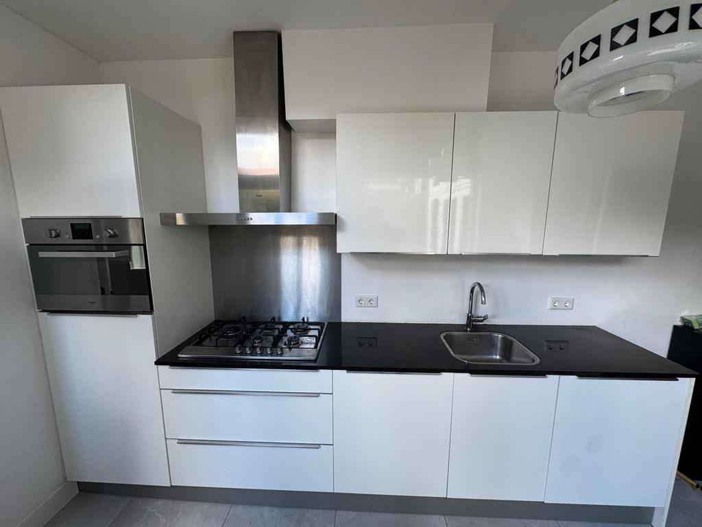 Neat Straight Kitchen blanc brillant + équipement démonté, Maison & Meubles, Cuisine | Cuisines complètes, Enlèvement ou Envoi