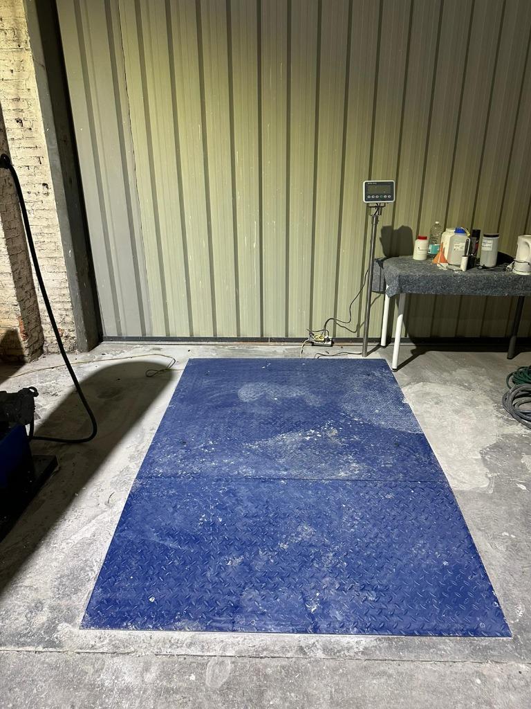 Industriële vloer weegschaal 1m50 x 1m50. Tot 1.5 ton wegen, Ophalen, Zo goed als nieuw, Vloerweegschaal, 200 kg of meer
