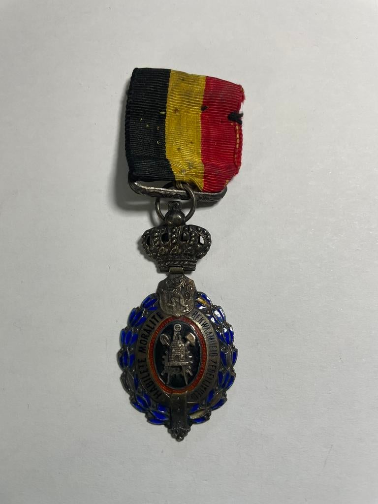 Lot 28 : Médaille, Collections, Objets militaires | Seconde Guerre mondiale, Enlèvement ou Envoi