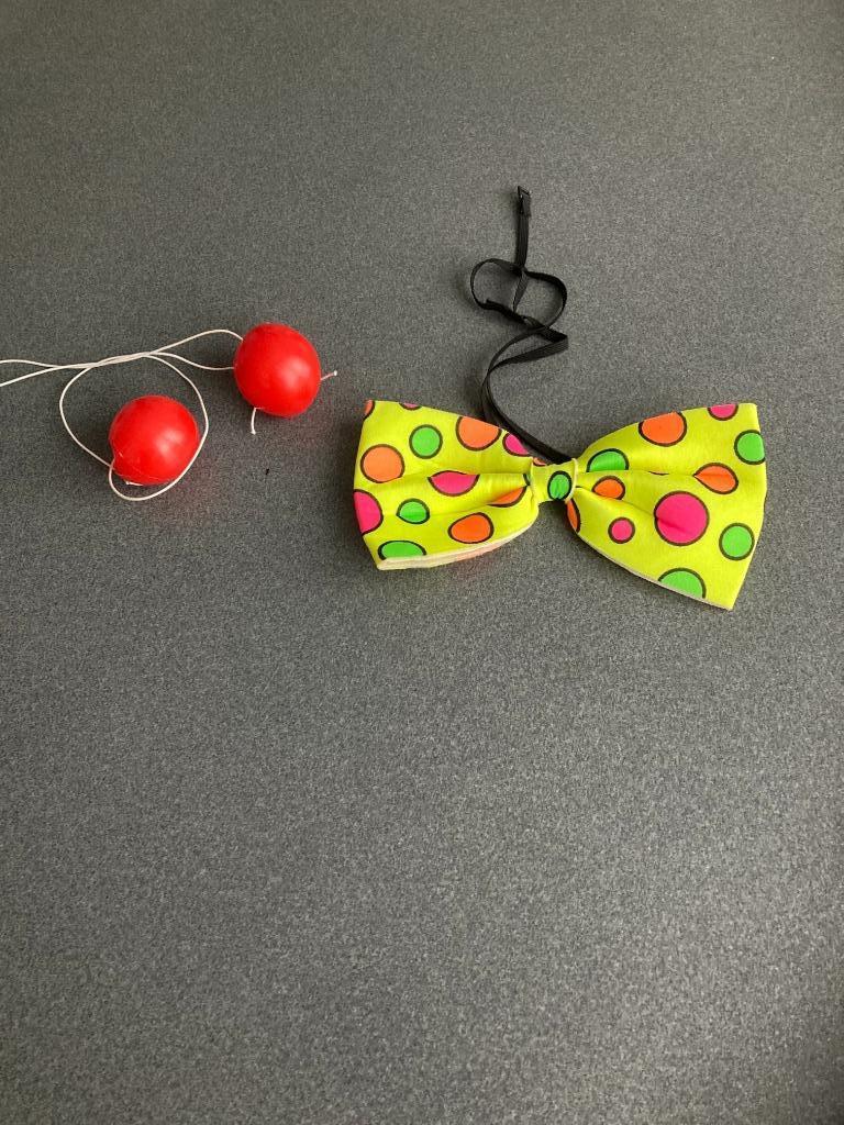 karnaval - strik en rode neus - totaal 1 euro, Ophalen of Verzenden, Zo goed als nieuw, Jongen