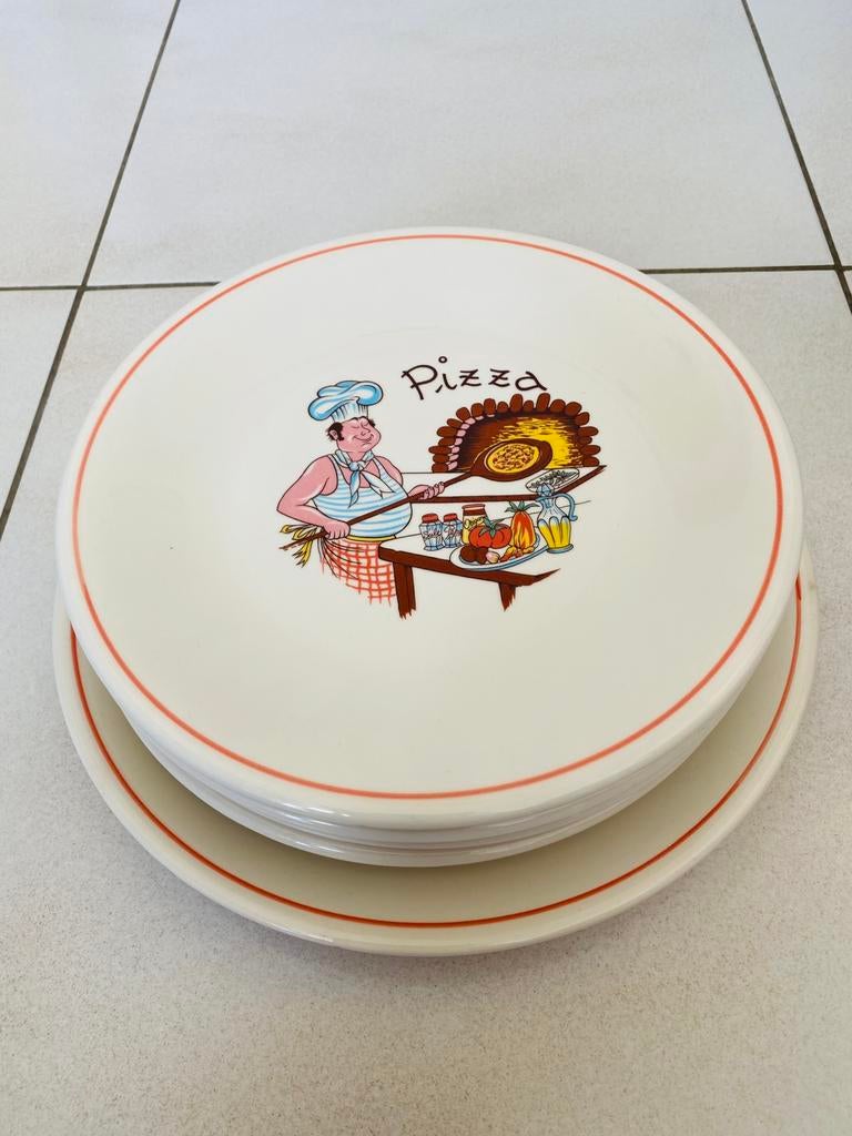Ensemble de 4 assiettes et 1 plat à pizza décorés, Maison & Meubles, Enlèvement, Comme neuf, Céramique, Assiettes(s)
