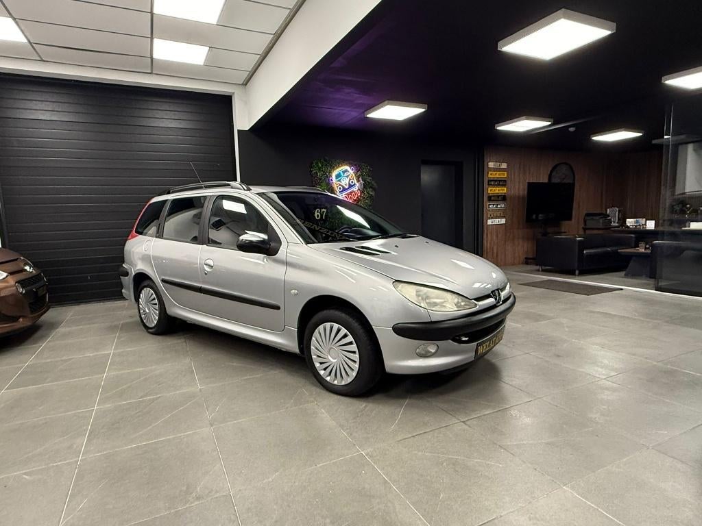 PEUGEOT 206 BENZINE 60.000KM TOPSTAAT, Auto's, Peugeot, Bluetooth, Zwart, Bedrijf, Handgeschakeld