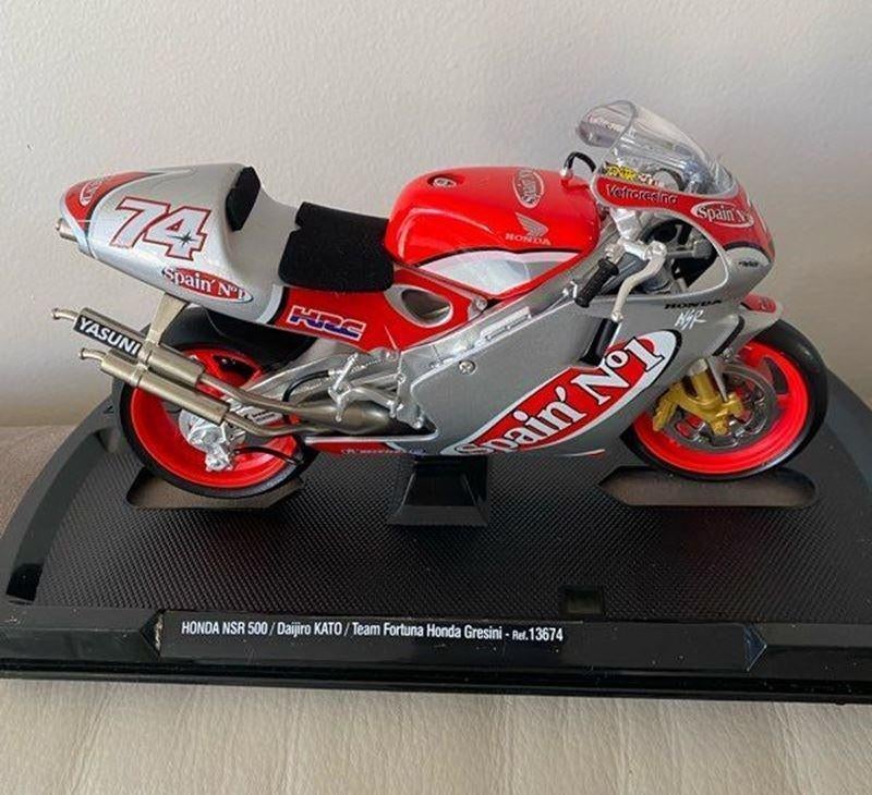 Daijiro Kato Gresini Honda NSR500 2002 1:10 13674, Enlèvement ou Envoi, Neuf, 1:5 à 1:8, Moteur