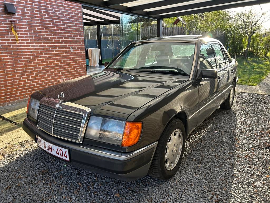 Mercedes E220 Benzine W124 Automaat, Automaat, 4 deurs, 4 cilinders, Zwart