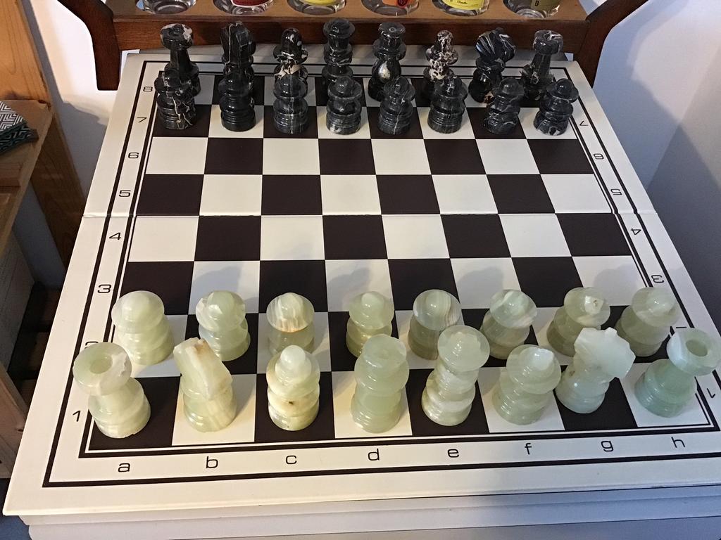 Schaakspel, groot vinyl schaakbord en zware marmeren stukken, Hobby & Loisirs créatifs, Jeux de société | Jeux de plateau, Comme neuf