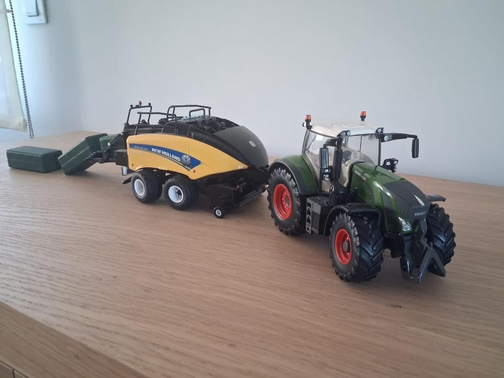 Fendt en balenpres newholland (1:32), Kinderen en Baby's, Ophalen, Zo goed als nieuw