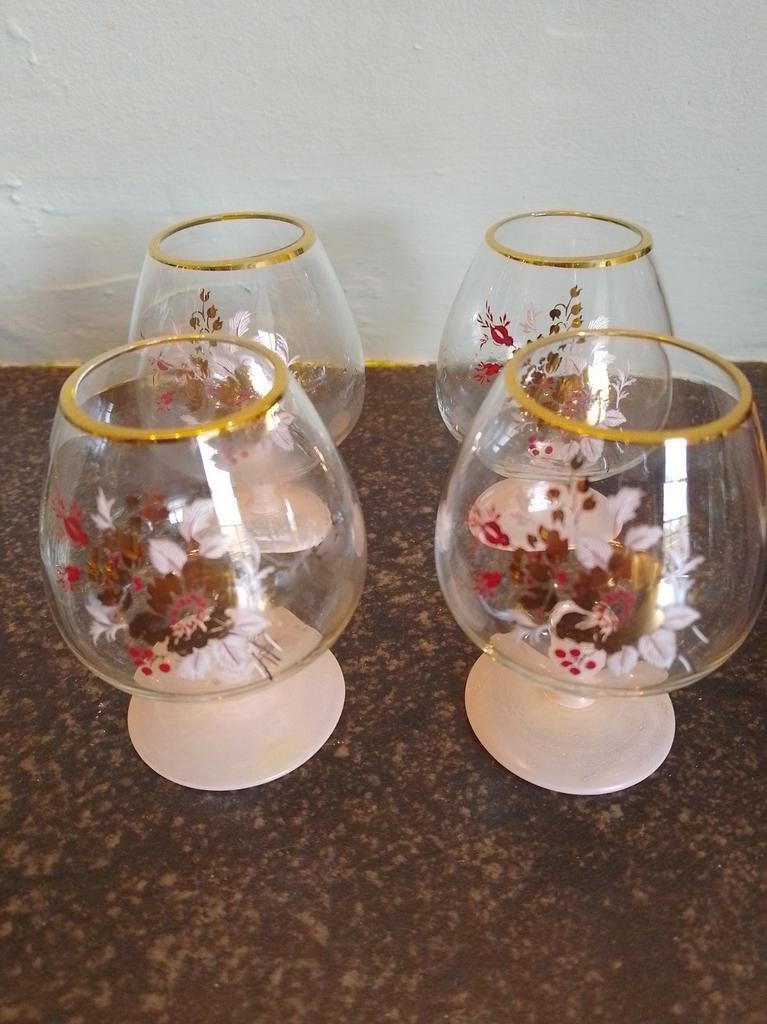 Service de magnifiques verres à cognac, Enlèvement