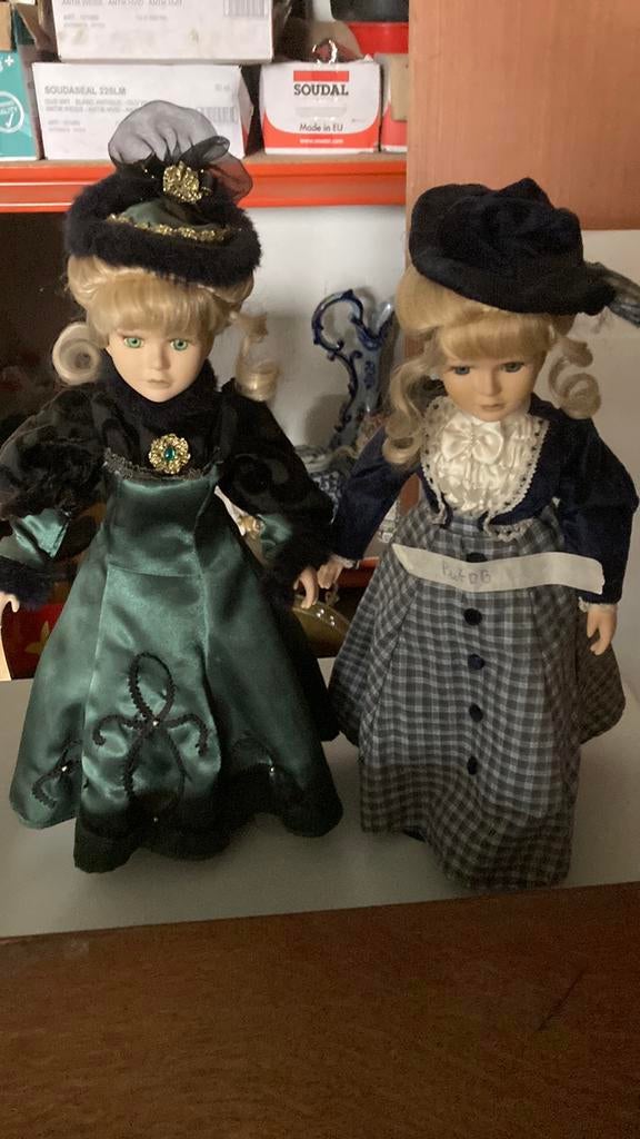 Twee oude grote poppen, Collections, Poupées, Enlèvement, Comme neuf
