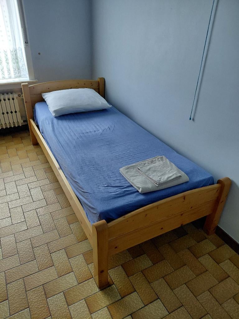 1-persoonsbed met lattenbodem, Huis en Inrichting, Slaapkamer | Bedden, Ophalen, 100 cm, Eenpersoons, Bruin