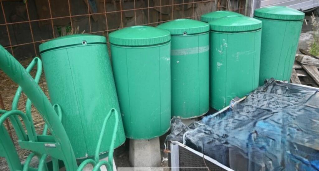 groene metalen vuilnisbakken met betonnen voet, Ophalen, Gebruikt, 40 liter of meer, Metaal