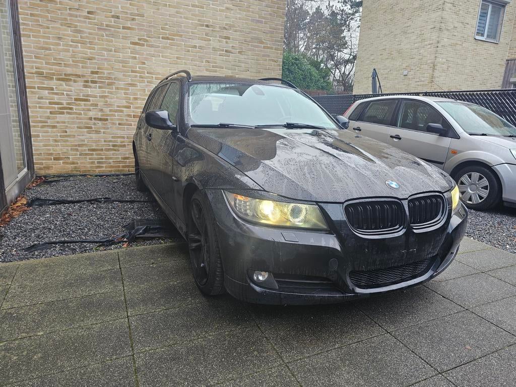 BMW 318i Break 206702 km, Autos, Cuir, Achat, 1535 kg, 5 portes