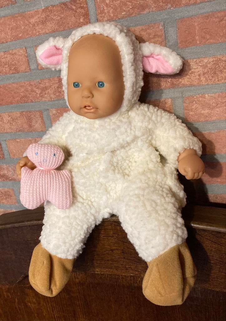 Baby Chou Chou pop met schapen pakje aan., Kinderen en Baby's, Speelgoed | Poppen, Ophalen of Verzenden, Gebruikt, Babypop