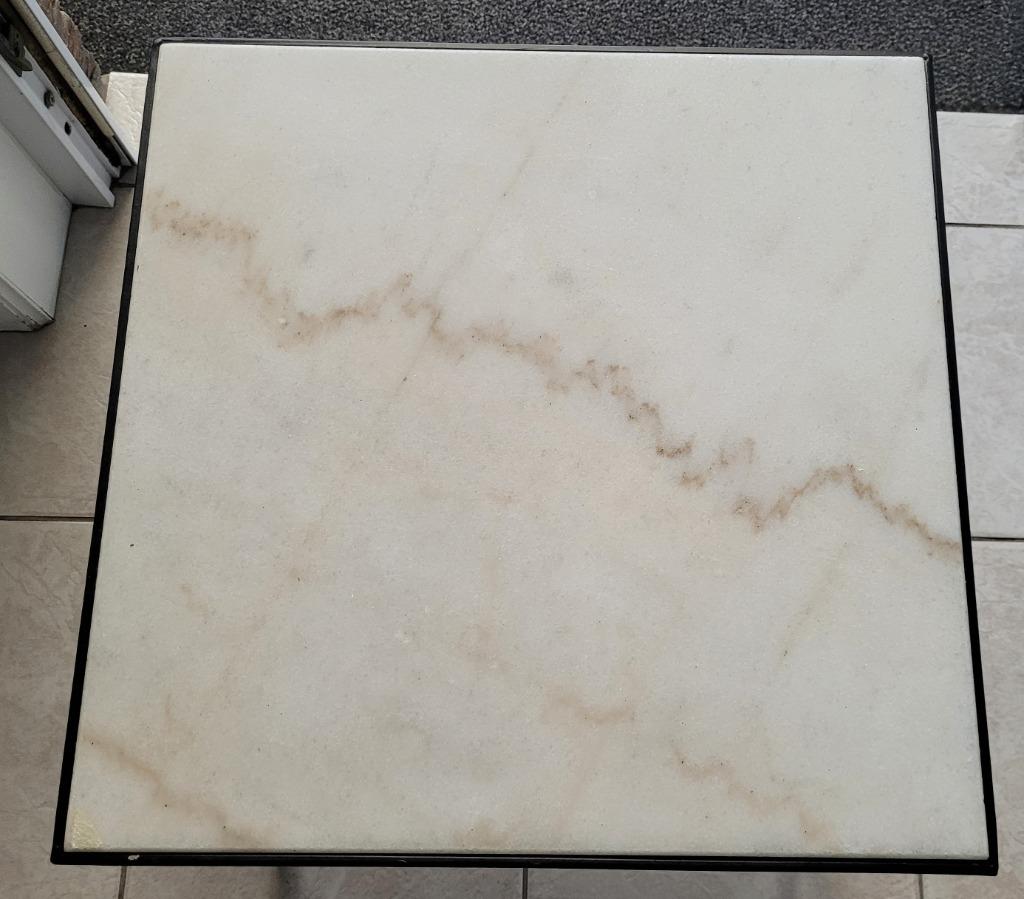 Zeer mooie tafel van marmer of travertin (45 x 45 x 45)., Ophalen, Zo goed als nieuw