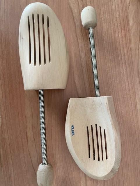 2 embauchoirs en bois 42/43, Enlèvement, Neuf