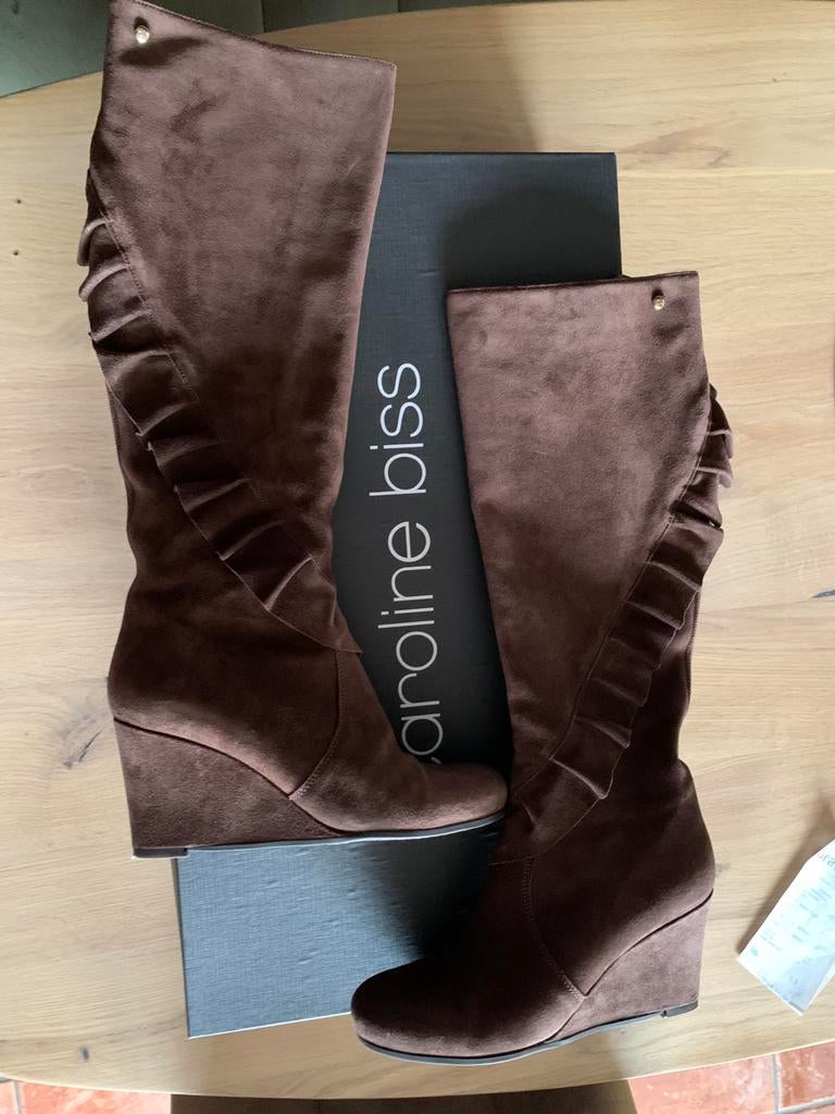 Opvallende daim  laarzen met sleehak maat 38 caroline biss, Kleding | Dames, Schoenen, Ophalen of Verzenden, Zo goed als nieuw