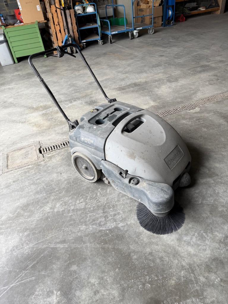 Balayeuse aspirateur Nilfisk SW 750, Bricolage & Construction, Enlèvement, Comme neuf