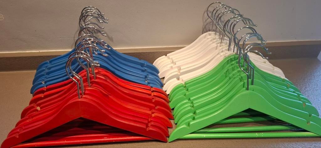40 houten kleerhangers (4 kleuren) 30€, Ophalen of Verzenden