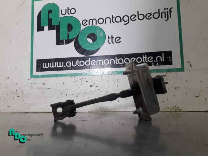 Deurvanger 4Deurs rechts-voor van een Opel Corsa (Corsa D 07, Gebruikt, -, -, Opel