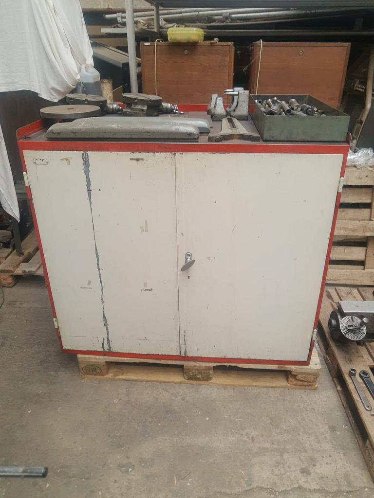 Zware metalen opbergkast., Ophalen