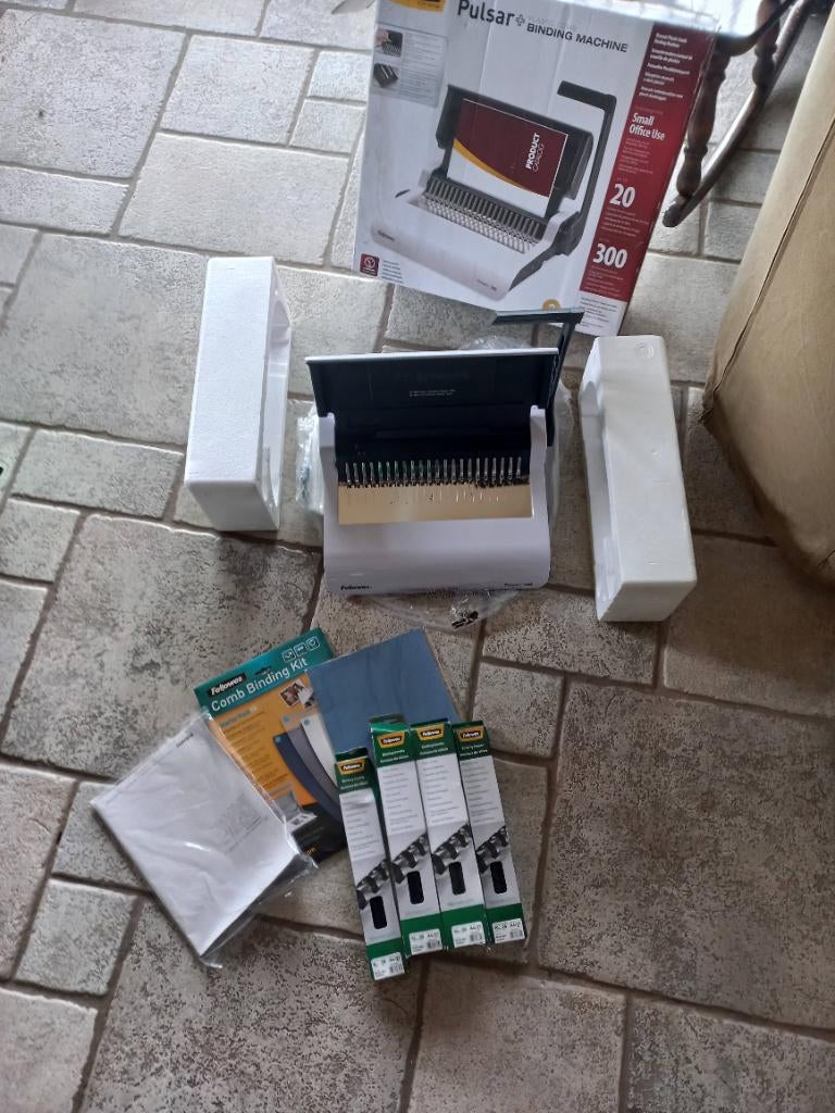 Relieuse Fellowes Pulsar 300 manuelle, Divers, Accessoires de bureau, Enlèvement, Comme neuf