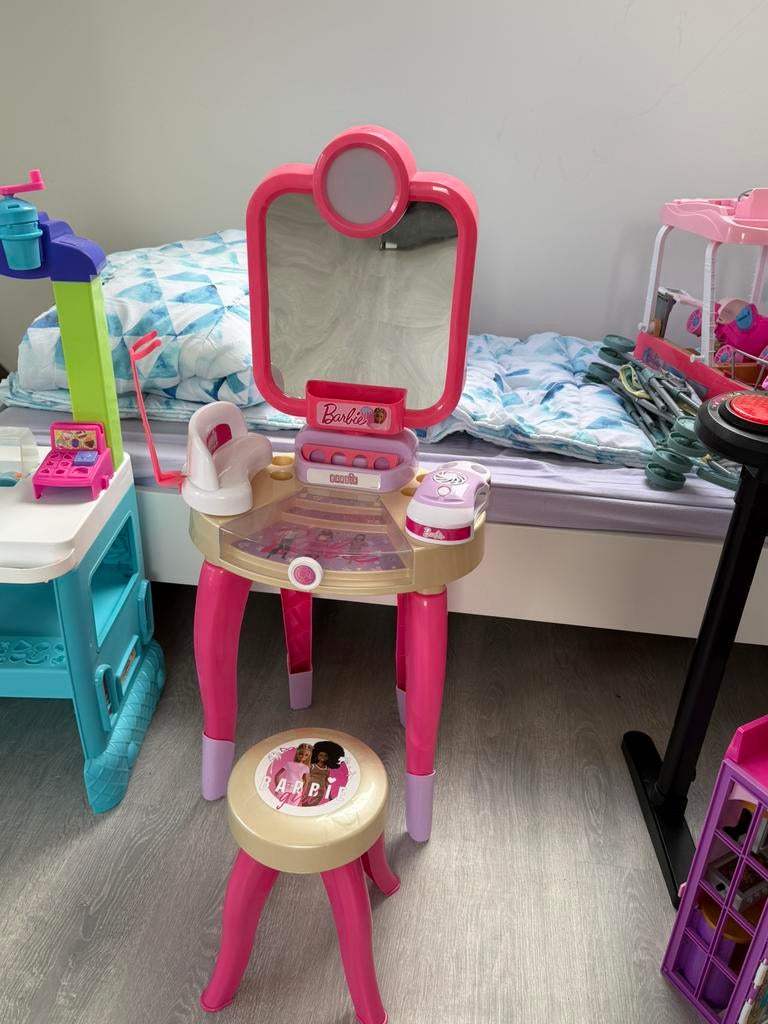 Table et chaise de maquillage Barbie, Enfants & Bébés, Enlèvement, Comme neuf