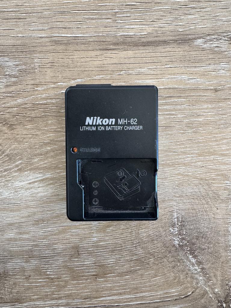 Nikon MH-62 Accu oplader, Audio, Tv en Foto, Opladers, Ophalen of Verzenden, Gebruikt