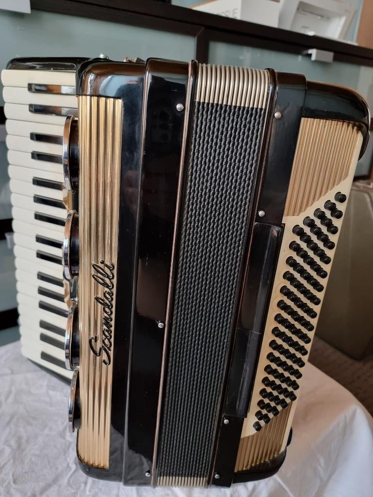 ACCORDEON SCANDALLI M 258/60 Nr.391982, Scandalli, Comme neuf, Enlèvement, Avec bretelles