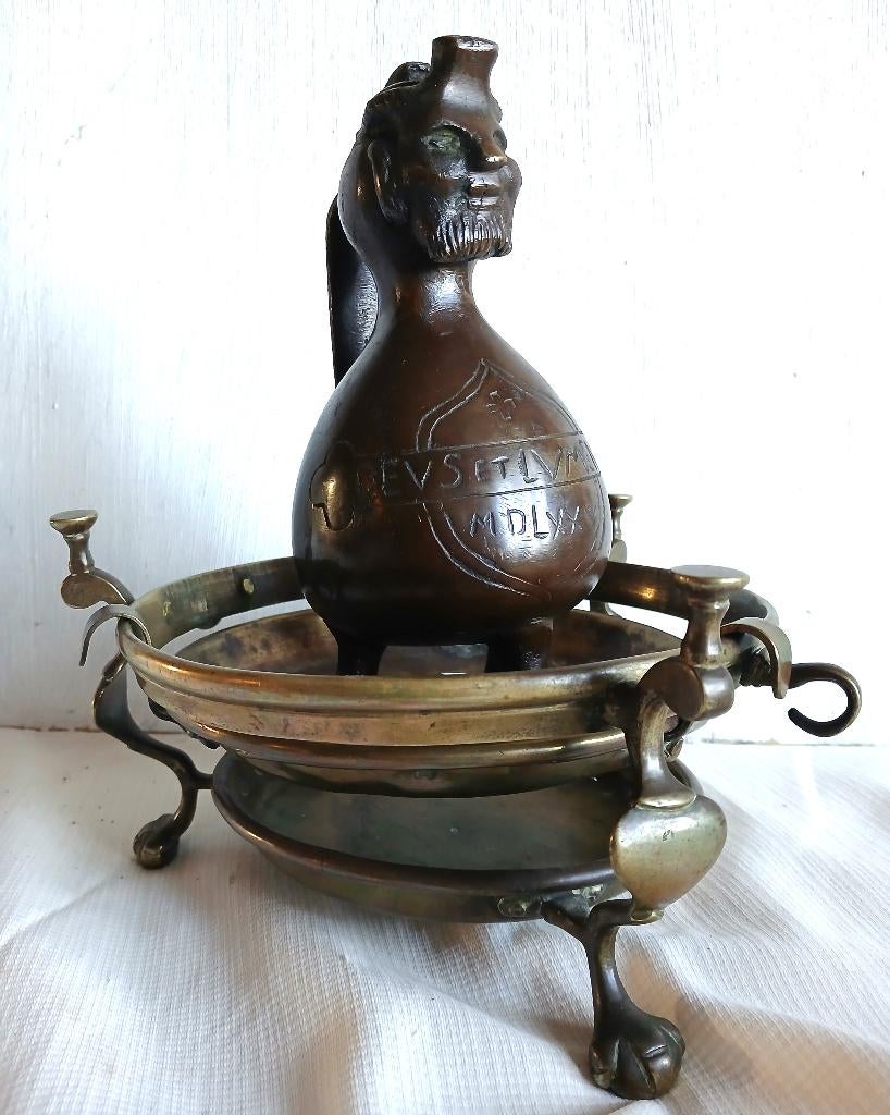 ancienne jarre barbue en bronze sur un plateau, Enlèvement, Bronze