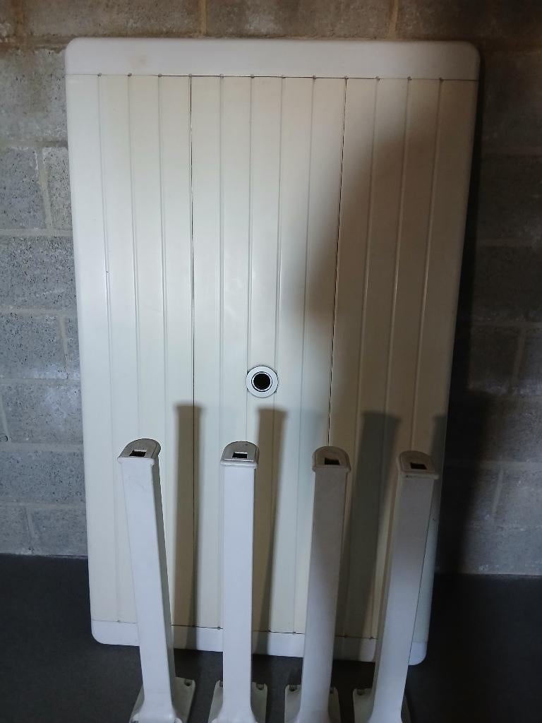 2 tables de jardin en PVC blanc avec 2x4 pattes à monter, Jardin & Terrasse, Table à dinner, Enlèvement, Utilisé, Autres matériaux