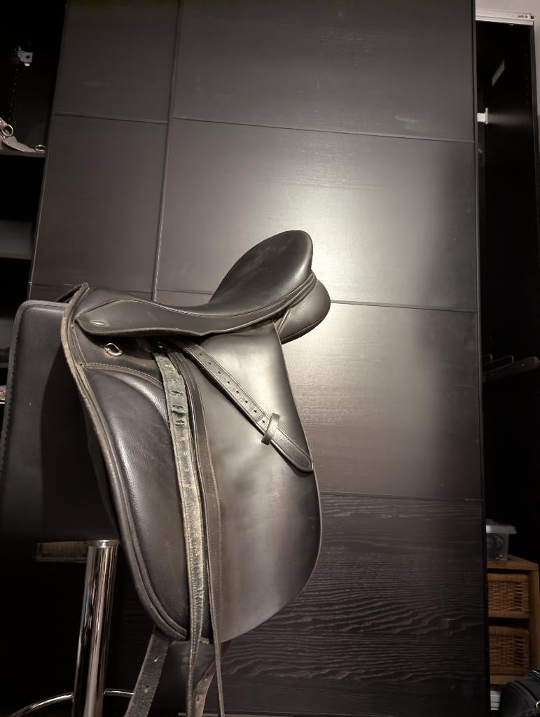 Dressuurzadel 17inch wegens pensioen, Animaux & Accessoires, Chevaux & Poneys | Selles, Utilisé, Dressage, Enlèvement