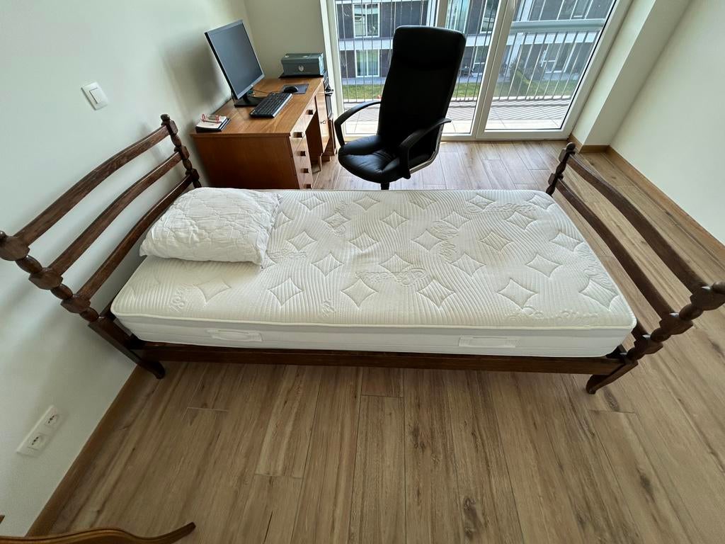 1 persoonsbed in hout. Met houten lattenbodem., Huis en Inrichting, Slaapkamer | Bedden, Ophalen, Eenpersoons, Bruin, 200 cm