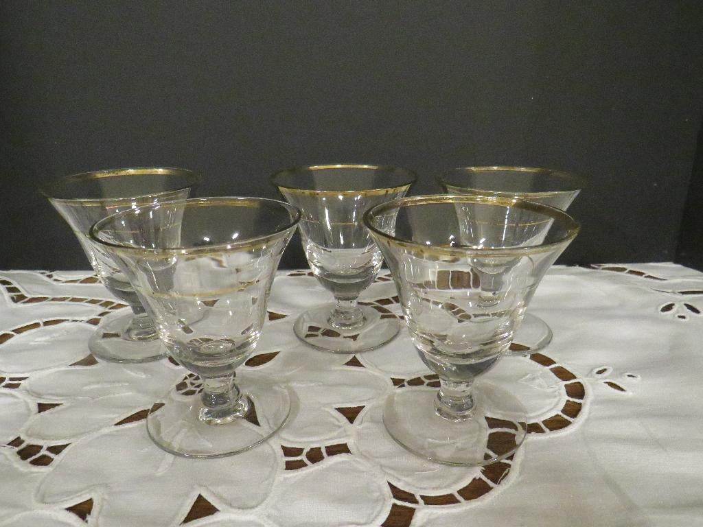 5 verres anciens sur pieds bas, Enlèvement ou Envoi