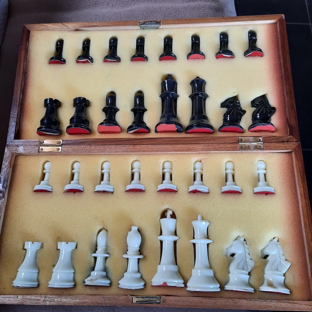 Échiquier avec pièces d'échecs. Le roi mesure 9 cm, le pion, Collections, Dés à coudre, Enlèvement ou Envoi