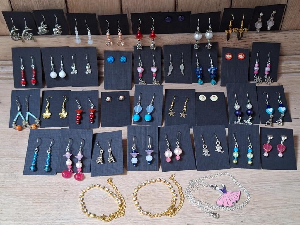 Lot met 35 Paar Kinder Oorbellen + 2 armbandjes +1 ketting, Ophalen of Verzenden