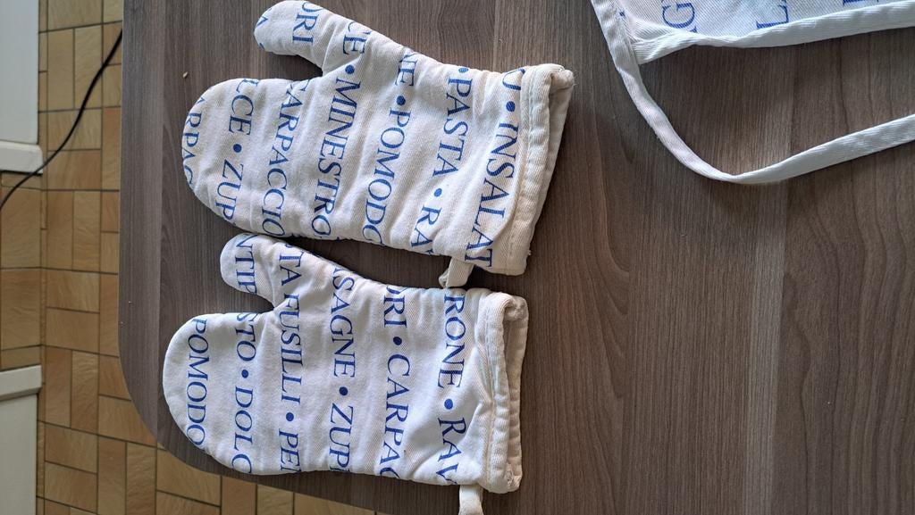 keukenschort en oven wanten, Huis en Inrichting, Ophalen of Verzenden, Zo goed als nieuw