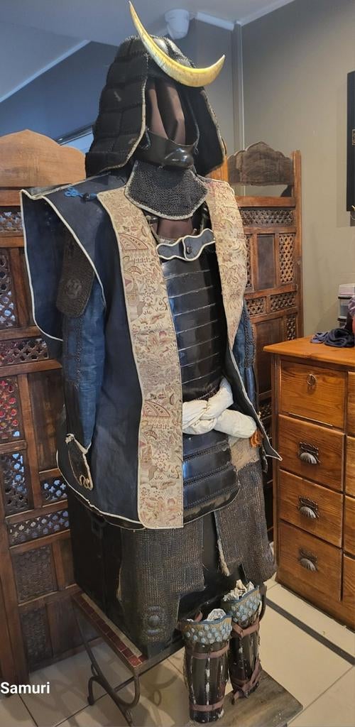 450 jaar oude Yoroi Momoyama Armor & Jinbaori, Verzamelen, Militaria | Algemeen, Ophalen of Verzenden, Overige soorten, Zwaard of Sabel