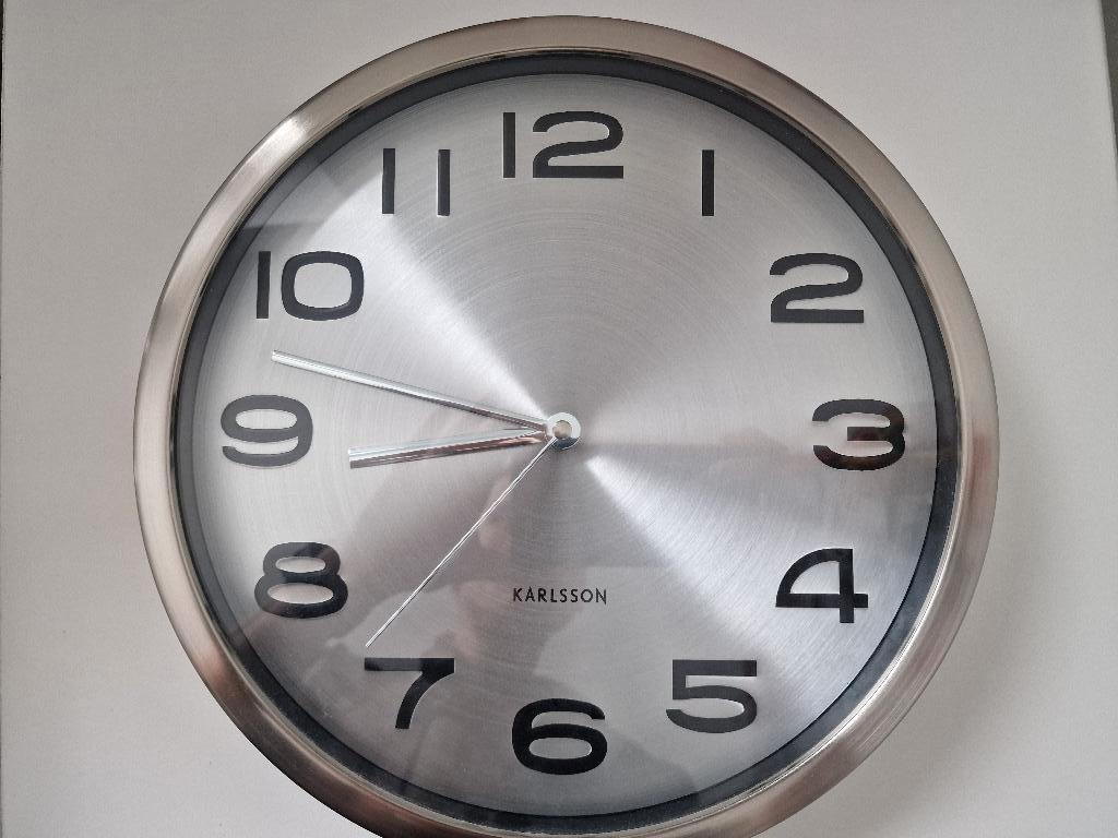 Wandklok Karlsson Inox diameter 29cm, Huis en Inrichting, Ophalen of Verzenden, Gebruikt, Analoog, Wandklok