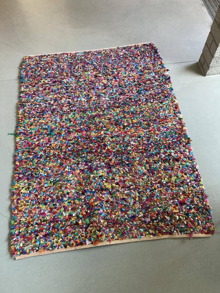 Kleurrijk tapijt gemaakt uit stukjes stof, Huis en Inrichting, Stoffering | Tapijten en Vloerkleden, Ophalen, Gebruikt, 150 tot 200 cm