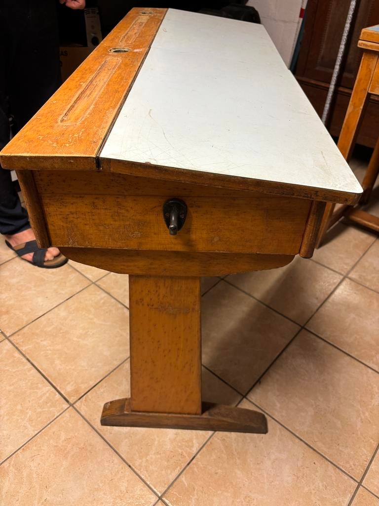 Oude dubbele schoolbank, Enlèvement, Utilisé