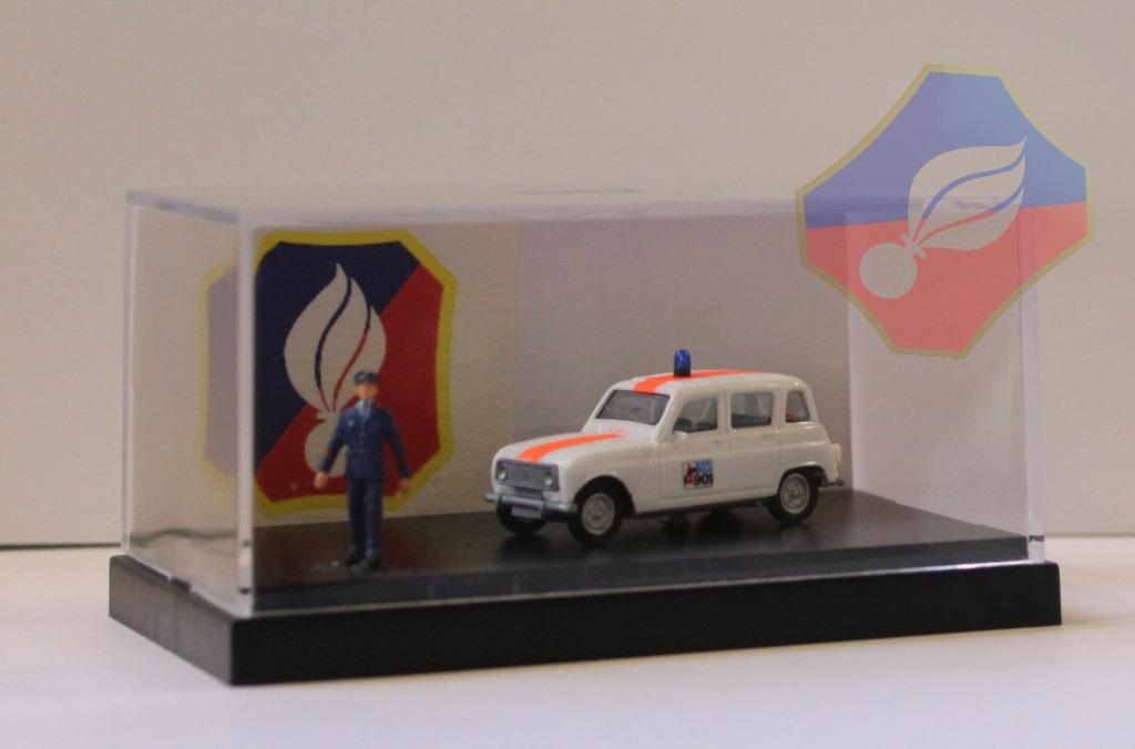 RIJKSWACHT RENAULT R4 + PLEXI + FIGUUR  1/87, Verzamelen, Militaria | Algemeen, Verzenden, Rijkswacht, Miniatuur of Beeldje
