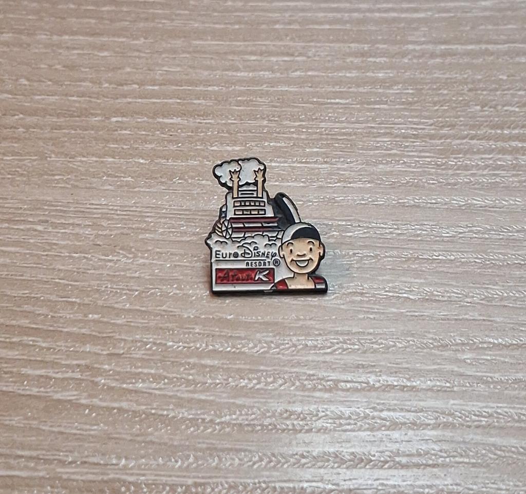 PIN - EURO DISNEY RESORT - ATOUT K, Envoi, Utilisé, Autres sujets/thèmes, Insigne ou Pin's
