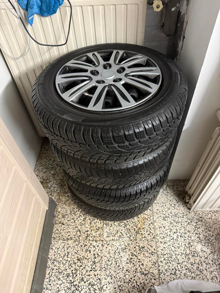 Jantes avec pneus et enjoliveurs VW, Autos : Pièces & Accessoires, Enlèvement, Pneus hiver, Pneu(s)