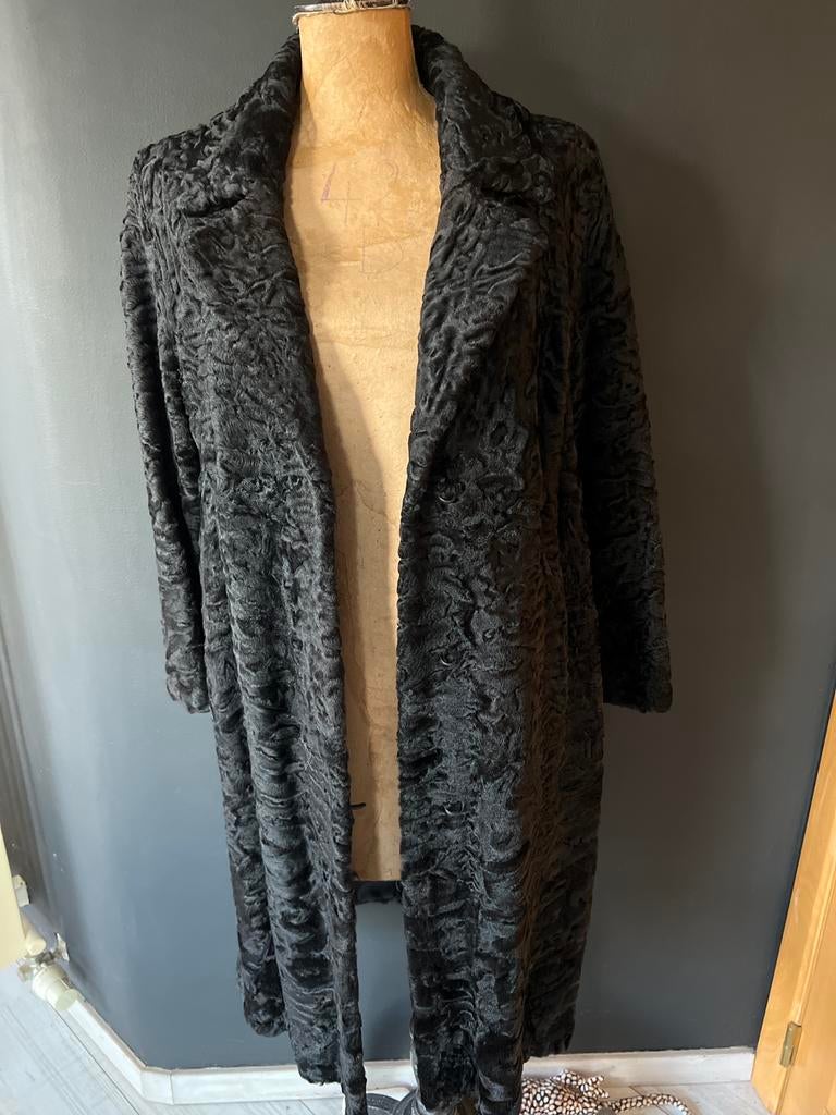 Manteau Astrakan noir droit cintré M, Enlèvement ou Envoi, Comme neuf, Noir, Manteau