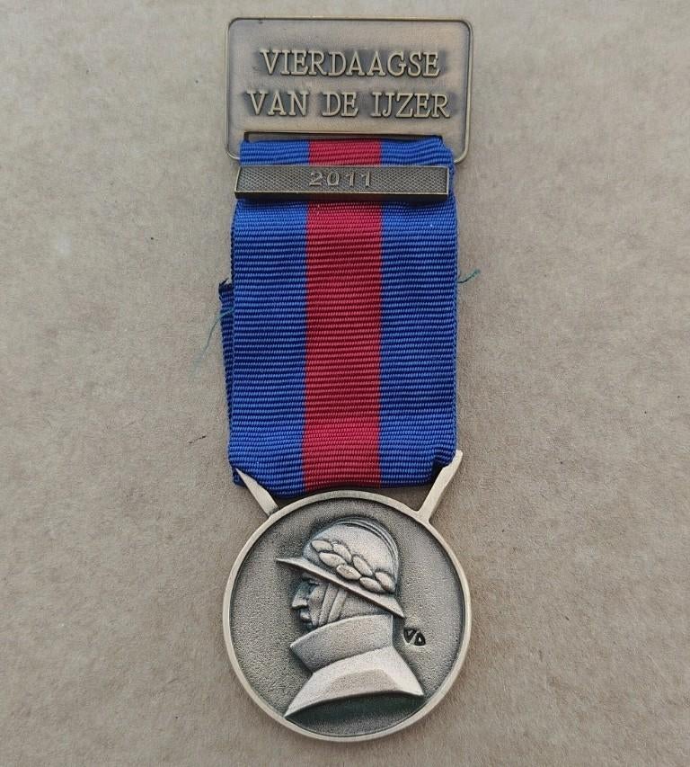 Medaille Vierdaagse van de ijzer 2011 Goudkleurig, Verzamelen, Militaria | Algemeen, Embleem of Badge, Ophalen of Verzenden