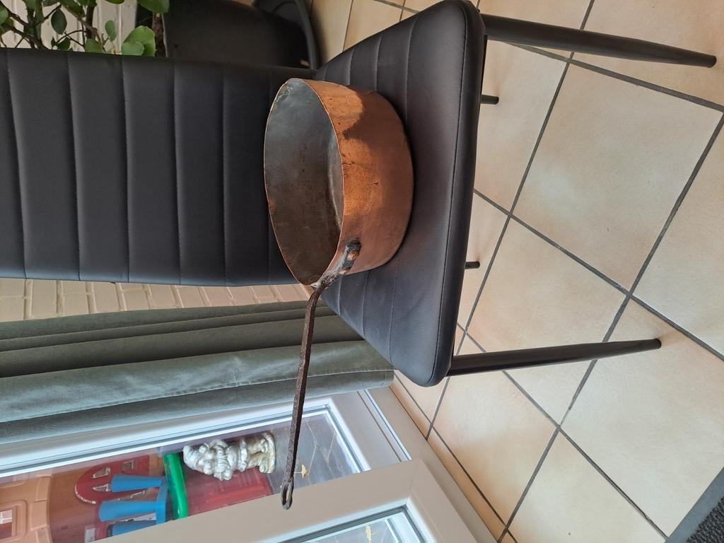 Oude rode koperen steelpan, Ophalen