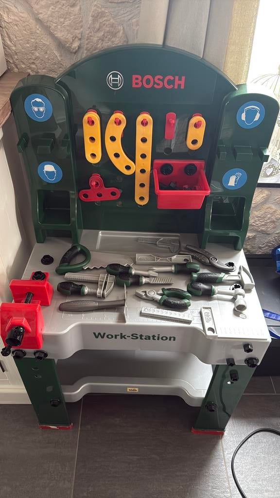 Etabli Work Station Bosch avec outils, Enfants & Bébés, Jouets | Tables de jeux, Enlèvement, Utilisé