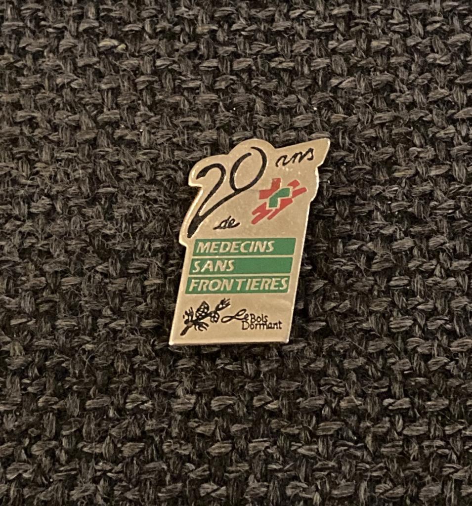 PIN - MEDECINS SANS FRONTIERES - ARTSEN ZONDER GRENZEN, Envoi, Utilisé, Autres sujets/thèmes, Insigne ou Pin's